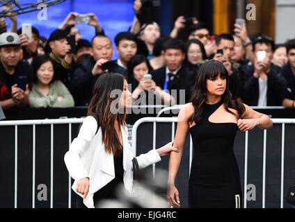 Pechino, Cina. 26 Mar, 2015. Movie star Michelle Rodriguez (R) anteriore partecipa a una conferenza stampa per il suo nuovo 'Fast & Furious' movie Furious 7 a Pechino Capitale della Cina, 26 marzo 2015. Il filmato sarà colpito cinesi del continente schermo su Aprile 12. Credito: Jin Liangkuai/Xinhua/Alamy Live News Foto Stock