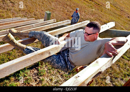 Sgt. James Dvorak tesse attraverso una scaletta di legno sulla West Camp della rapida corsa a ostacoli durante il Dakota del Sud la Guardia Nazionale è stato sottufficiale dell'anno di competizione 1 Ottobre, 2011. Dvorak è andato a vincere la concorrenza, diventando lo stato di NCO dell'anno. SDNG foto di Spc. Julieanne Morse Foto Stock