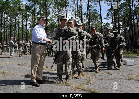 Il Segretario alla Difesa Robert M. Gates monete e scuote le mani con Army Ranger tirocinanti presso il Ranger Area Formazione su Eglin Air Force Base, Fl, 15 maggio 2010. DoD Sgt Master Jerry Morrison Foto Stock