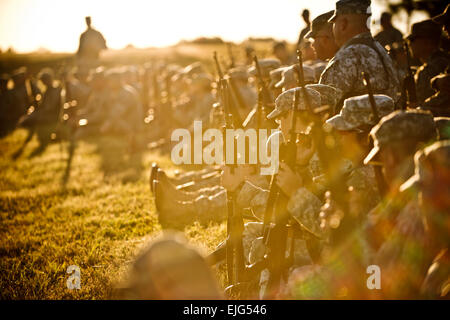 La riserva di esercito di soldati e di concorrenti ascoltare una classe sul fucile di precisione di tiro prima della cerimonia inaugurale la riserva di esercito di piccole armi campionato ospitato presso il Camp Robinson, Arkansas, Sett. 22. Circa 70 soldati, rendendo fino 14 squadre, provenivano da tutto il paese a competere. Sgt. 1. Classe Michel Sauret Foto Stock