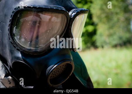 Spc. Carl migliori da Lincolnshire, Ill., e è un analista di intelligence con la 378 di intelligence militare che rappresenta il battaglione di intelligence militare comando Readiness, mette sulla sua missione orientata postura protettiva tuta e maschera, durante il guerriero trapani attività al 2012 Esercito degli Stati Uniti di riserva guerriero migliore concorrenza a Fort McCoy, Wis., 16 luglio. Foto Stock