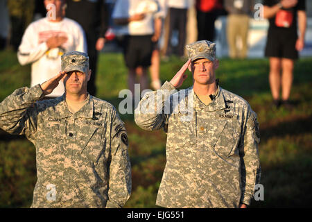 Stati Uniti Esercito Lt. Col. Edgar e il Mag. Salutiamo Arntson durante la riproduzione di un inno nazionale presso l'esercito 2011 Dieci Miler a Washington D.C. Il 9 ottobre, 2011. Il personale Sgt. Teddy Wade Foto Stock