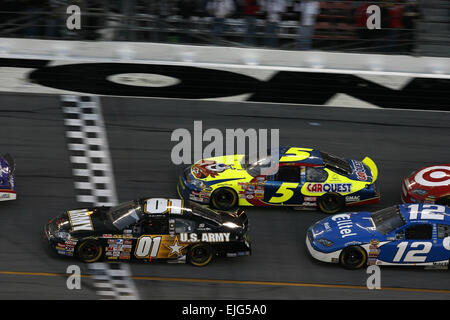 Mark Martin led 26 della finale di 27 giri prima di essere superato da Kevin Harvick al traguardo di domenica la Daytona 500 a Daytona Beach, in Florida, Harvick il margine di vittoria è stata 0,020 secondi. No. 01 U.S. Esercito del Team auto porta per gran parte della gara. "Siamo stati così vicino e mi auguro solo che mi ha dato tutti i nostri soldati qualcosa per allietare circa", ha detto Mark Martin. "Ho davvero voluto vincere con tutto il mio cuore. Io sono onorato di lavorare con questo esercito di team, e questo è stato un ottimo modo per il kick off il mio inizio con Ginn Racing." La cortesia Foto Stock