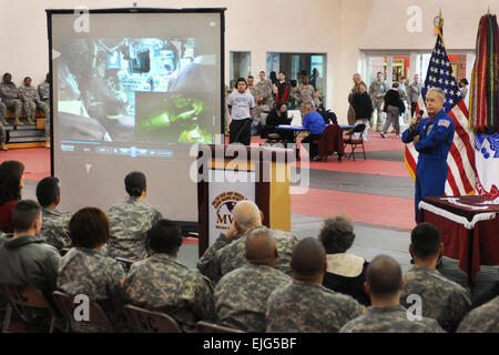 L'astronauta della NASA e esercito pensionato Col. Patrick G. Forrester parla durante un guerriero brigata di transizione evento a Walter Reed Army Medical Center di Washington D.C., Gennaio 27, 2010. Forrester ha presentato il guerriero brigata di transizione bandiera che era volato oltre la stazione spaziale internazionale di feriti e ammalati e feriti soldati per il loro servizio militare. Stati Uniti Navy Petty Officer 1. Classe Molly A. Burgess Foto Stock