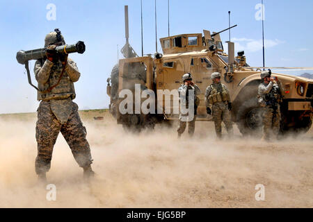 La sporcizia viene agitata fino a U.S. Pfc dell'esercito. Erik Tyson, del 2° plotone, Delta Company, 1° Battaglione, 4° Reggimento di Fanteria, U.S. Esercito L'Europa, gli incendi un A-4 anti-serbatoio rocket durante un'esercitazione a fuoco fuori combattimento Sangar avamposto nella provincia di Zabul, Afghanistan luglio 1, 2010. Spc. Eric Cabral Foto Stock