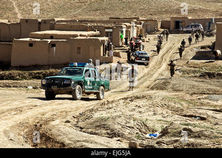 Stati Uniti Paracadutisti dell'esercito e forze afghane patrol attraverso un bazar mentre sulla loro strada verso il villaggio di Bakshikhala nel quartiere Kherwar in Afghanistan la provincia di Logar, 12 aprile 2010. Lo scopo di questa missione è quella di fornire cure mediche per i residenti del villaggio. I paracadutisti sono assegnati a società C, 1° Stormo, 91º Reggimento di Fanteria, 173rd Airborne Brigade Combat Team. Sgt. Russell Gilchrest Foto Stock