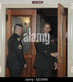 Sgt. Luca Solorzano, U.S. Pacifico esercito Comando, cerca il suo sponsor come egli esce la scheda Aspetto sett. 29, durante il 2008 Dipartimento dell'esercito NCO/soldato dell'anno di competizione a Fort Lee, Va. esercito 2008 migliore concorrenza guerriero /bestwarrior/2008/ Foto Stock