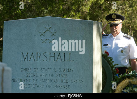 La trentaseiesima capo del personale dell'esercito gen. George W. Casey Jr. saluta l'oggetto contrassegnato per la rimozione definitiva dell'esercito del xv capo del personale, Gen. George C. Marshall presso il Cimitero Nazionale di Arlington, VA, per pagare i loro rispetti gli Stati Uniti Dell'esercito 234th compleanno 14 giugno 2009 . Casey e Sgt. Il Mag. dell'esercito, Kenneth O. Preston, ha visitato la tomba di siti di tutti i precedenti capi militari del personale e Sgt. Maj.s dell'esercito che sono state previste per il resto ad Arlington. Foto dell'esercito da D. Myles Cullen rilasciato Foto Stock