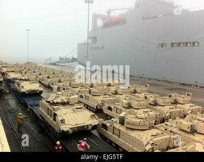 I militari e il personale civile dal 837th battaglione di trasporto controllare e caricare nuovo M2A2S E M3A3s in Bradleys su vagoni ferroviari al Molo 8 in Busan 29 giugno. Un totale di 168 nuovi in Bradleys sono stati spediti per la Corea del Sud sulla USS Watson per essere distribuito in tutta la seconda divisione di fanteria entro la fine di ottobre 2011. Foto Stock