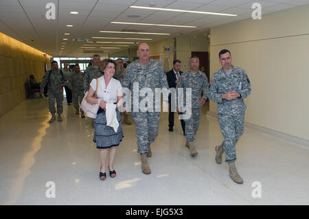 Stati Uniti Capo di Stato Maggiore dell Esercito gen. Ray odierno, sua moglie Linda, Sgt. Il Mag. dell'esercito Raymond F. Chandler III e sua moglie Jeannenot mostrato, visitare Brooke Army Medical Center in base comune San Antonio - Fort Sam Houston, Texas, 16 aprile 2013. Essi sono stati accompagnati da esercito Col. Kyle Campbell, comandante di Brooke Army Medical Center e il Mag. Gen. Ted Wong, Comandante generale del sud del medico del comando regionale. Il personale Sgt. Teddy Wade Foto Stock