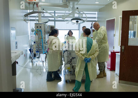 Stati Uniti Capo di Stato Maggiore dell Esercito gen. Ray odierno, sua moglie Linda, Sgt. Il Mag. dell'esercito Raymond F. Chandler III e sua moglie Jeanne soddisfare un paziente durante una visita a Brooke Army Medical Center in base comune San Antonio - Fort Sam Houston, Texas, 16 aprile 2013. Il personale Sgt. Teddy Wade Foto Stock