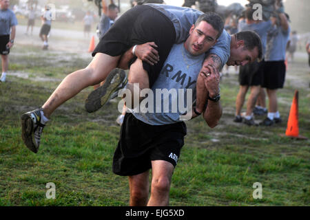 Soldati con 1° Battaglione, xli campo reggimento di artiglieria, 1° Brigata pesante contro la squadra, eseguire il "buddy portare" durante un concorso CrossFit svoltasi dal 1° Battaglione, xli campo reggimento di artiglieria, 1° HBCT, 19 agosto, di mischiare l esercito standard programma di condizionamento e soldati mostrano un modo alternativo di esercizio. Spc. Emily Knitter, 1/3 HBCT Foto Stock