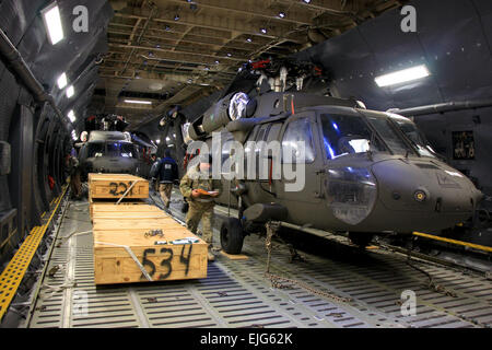 UH64 Black Hawk elicotteri offload attendono da un Lockheed C-5 Galaxy a Bagram Air Field. La C-5 Galaxy ha servito la U.S. Air Force fin dal 1969, e continua a fornire vitale aria pesanti sollevare per le truppe in tutto il mondo. 1Lt. Henry Chan, XVIII contro il supporto del battaglione di supporto degli affari pubblici Foto Stock