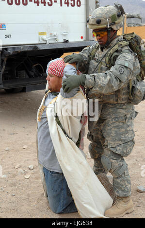 Un U.S. Soldato dell'esercito dal 2° Battaglione, undicesimo campo Reggimento di Artiglieria fuori Schofield Barracks, Hawaii, cerca un nemico durante un allenamento excersise a Fort Irwin, California, Sett. 20, 2007. Spc. Tiffany Dusterhoft Foto Stock