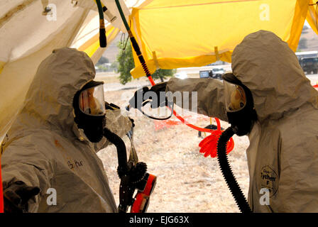 Stati Uniti Army Spc. Brian Thomas risciacqui contamina fuori del personale Sgt. Robert Buker durante un esercizio a Camp Roberts, California, 17 aprile 2007. California Guardsman nazionale dal distacco 2, B Company, 579th Battaglione di Ingegneria sono la convalida di uno della California chimici, biologici, radiologici e nucleari e di alto esplosivo response force package squadre. Senior Master Sgt. Chris Drudge Foto Stock