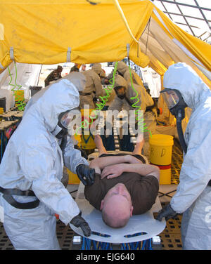 Stati Uniti Esercito Spcs. Lan Borba e Marshall Boyett completare una contaminazione finale controllare su un finto vittima durante un esercizio a Camp Roberts, California, 17 aprile 2007. California Guardsman nazionale dal distacco 2, B Company, 579th Battaglione di Ingegneria sono la convalida di uno della California chimici, biologici, radiologici e nucleari e di alto esplosivo response force package squadre. Senior Master Sgt. Chris Drudge Foto Stock