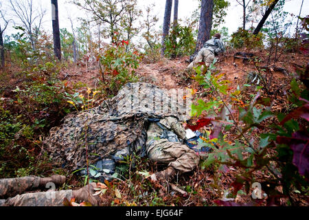 FORT BENNING, Ga. Uomo di soldati e fissare un sito di sorveglianza nella fase due della ricognizione leader di sorveglianza corso, 15 novembre 2013, a Fort Benning, Georgia. Addestramento degli studenti di osservare a NIAs denominata aree di interesse e di stabilire la comunicazione con la sede centrale superiore. Patrick A. Albright /U.S. Foto dell'esercito Foto Stock