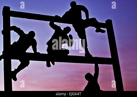 Come il sole sorge, Soldati tessere attraverso un percorso ad ostacoli su Camp Taji, Iraq, Marzo 23, 2010. I soldati, assegnato per la prima divisione di cavalleria, società F, 3° Battaglione, 227th reggimento di aviazione, 1° aria brigata di cavalleria, hanno lavorato insieme per completare le sfide durante otto eventi. Sgt. Travis Zielinski Foto Stock