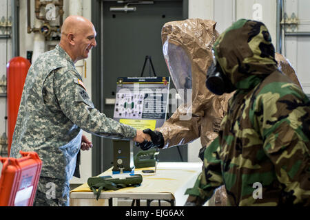 Stati Uniti Capo di Stato Maggiore dell Esercito gen. Ray odierno monete un soldato che indossa il smontato ricognizione Kit Set &AMP; Outfit DR-SKO on gennaio 13, 2014, Fort Leonard Wood, Mo. soldati dell'Incident Response Training Department IRTD mostrava Gen. odierno le diverse attrezzature, la formazione e le tecniche utilizzate in caso di un attacco chimico. Stati Uniti Army Sgt. Mikki L. Sprenkle Foto Stock