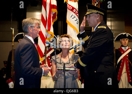 Segretario dell'esercito John McHugh amministra il giuramento a gen. Raymond T. odierno durante un cambio di responsabilità cermony a base comune Myer-Henderson Hall, Va., come odierno la moglie Linda guarda sul Sett. 7, 2011. Dopo il completamento del giuramento, odierno è diventato l'esercito's 38th capo del personale. Foto Stock