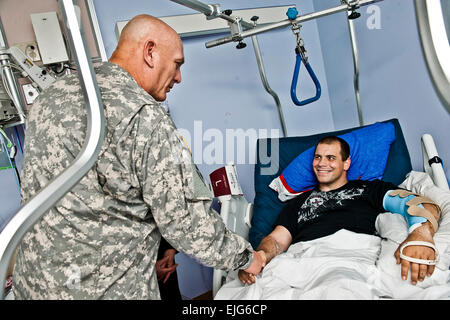 Stati Uniti Capo di Stato Maggiore dell Esercito gen. Raymond T. odierno incontra Spc. Matthew D. Kemp durante una visita a Brooke Army Medical Center di Fort Sam Houston, Texas Dicembre 5, 2011. Kemp è stato assegnato al secondo battaglione, XXXIV reggimento blindato, 1a divisione di fanteria. Il personale Sgt. Teddy Wade Foto Stock