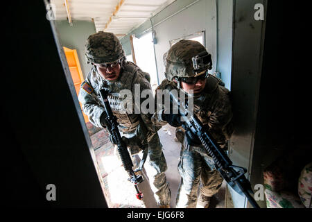 Spc. Justin Parker a destra di Rohnert Park, in California, con il 450 Engineer Company, e un collega ai membri del team di cancellare un edificio come parte di un valutato esercizi per Sapper picchetti a Fort McCoy, Wis., 6 maggio. Sapper pali è un combinato di competizione ospitata dal teatro 416th Engineer Comando e 412 TCE per determinare il modo migliore per combattere ingegnere team nell'esercito di riserva. Sgt. 1. Classe Michel Sauret Foto Stock