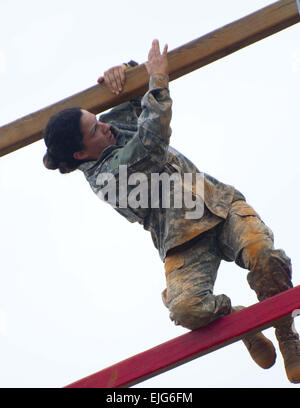 Stati Uniti Army Sgt. Lia Serrano si inerpica su una scala della torre durante la corsa a ostacoli segmento dell'U.S. Esercito degli affari civili e le operazioni psicologiche del comando guerriero migliore concorrenza a Fort Bragg, N.C., 11 maggio 2011. Serrano, chi è con la 352 gli affari civili del comando, è tra 14 soldati partecipano in quattro giorni di concorrenza. Il personale Sgt. Amanda Smolinski, U.S. Esercito. Foto Stock