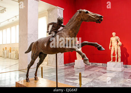 Grecia Atene Museo Archeologico Nazionale giovane fantino a cavallo Foto Stock