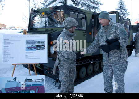 Durante la sua prima visita a base comune Elmendorf-Richardson come il capo di Stato Maggiore dell esercito, Gen. Raymond T. odierno presenta una moneta a Spc. David Acque del 6° Battaglione ingegnere CombatAirborne Arctic Sappers per servire come un driver di un M973A2 Unità di piccole dimensioni veicolo di supporto SUSV visualizzazione statica 20 gen. Il personale Sgt. Brehl Garza/ US Army Alaska USARAK Foto Stock