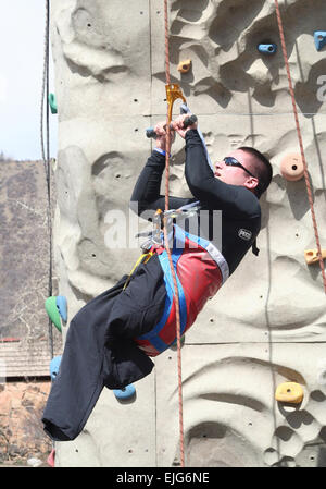 Esercito Cpl. Shane Parsons, una quarta divisione di fanteria soldato che ha perso le gambe e ha subito una lesione cerebrale traumatica a Ramadi, Iraq, shimmies fino la palestra di roccia al Nazionale Veterani disabili Winter Sports Clinic in Snowmass Village, Colo. Giovanni Buehler Foto Stock