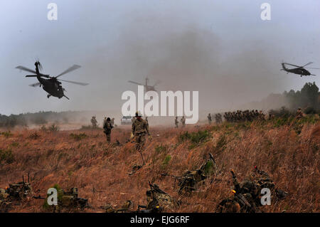 Stati Uniti Army Ranger, 1° Battaglione, 75o Reggimento Ranger, partecipare a un combinato di armi fuoco vivo esercizio CALFX vicino a Ft. Stewart, Ga., 10 gennaio 2012. L'esercizio è condotto al fine di valutare e formare i membri su de-escalation della forza, reazioni al nemico, di contatto e di altri obiettivi che li preparano per il funzionamento in avanti. Il personale Sgt. Clay Lancaster Foto Stock