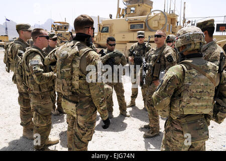 Il personale Sgt. Justin Southwick centro destra dà un convoglio missione breve ai membri di alfa batteria 2-12 Artiglieria di campo prima di un Leader chiave incontro di impegno tra i membri del Team di Ricostruzione Provinciale PRT Farah e il direttore di irrigazione Agricoltura e allevamento di bestiame nella città di Farah. PRT Farah ha la missione di treno, consigliare e assistere il governo afgano leader a livello comunale, District e provinciali nella provincia di Farah, Afghanistan. CSM Concordio Borja Jr. Foto Stock