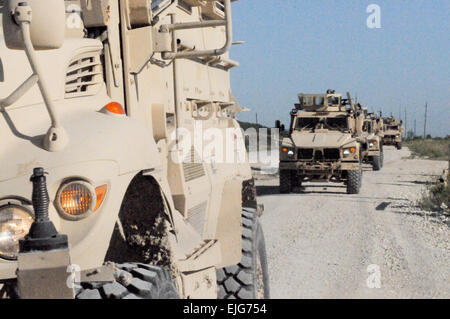 I soldati in un esercito prima divisione West NATO Training Mission - Afghanistan team condotta convoglio formazione corsie a nord di Fort Hood in Texas, 20 luglio. La NTM-A unità è costituita da 18 ovest Divisione di soldati, addestrati dalla divisione Ovest, che verranno implementate in Afghanistan per un periodo di sei mesi di mobilitazione come consulenti per l'Esercito nazionale afgano. Il personale Sgt. Tony Foster, ovest Divisione Affari pubblici Foto Stock