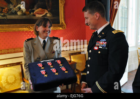 Un ambasciata francese gazzetta contiene un vassoio del francese Croix de la Valeur Militaire, grossomodo analoga per la Stella d'argento, prima di una cerimonia privata presso l'ambasciatore francese Residence a Washington D.C., il 25 luglio 2011, aggiudicazione l'onore di cinque guardie nazionali e un servizio attivo delle forze speciali militari. Il personale Sgt. Jim Greenhill rilasciato Foto Stock