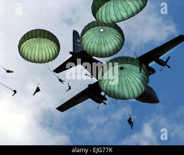 L'esercito ottantaduesima Airborne Division, da Fort Bragg, N.C., compie un salto di massa con 120 membri durante la cinquantaseiesima annuale di dipartimento della difesa 2006 Servizio Congiunto Open House JSOH ospitato presso Andrews Air Force Base, Md., 20 maggio 2006. L'ottantaduesima Airborne Division del mondo reale missione è entro 18 ore dalla notifica, strategicamente la distribuzione, la condotta di ingresso forzato parachute assault e fissare obiettivi chiave per il completamento delle operazioni militari a sostegno degli Stati Uniti per gli interessi nazionali. Rilasciato Foto Stock