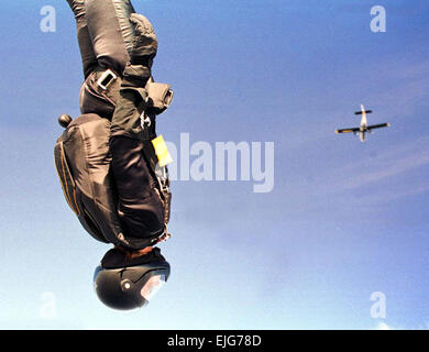 In corrispondenza di un angolo nullo di attacco, meglio noto come un "No Lift immersione", Sgt. 1. Classe Cheryl Stearns, DA PARTE DEGLI STATI UNITI Army Parachute Team Golden Cavalieri, mantiene la sua posizione per costruire abbastanza aria velocità per eseguire il "stile impostato" in una competitiva quantità di tempo. . Da Cpl. Sean Capogreco Foto Stock