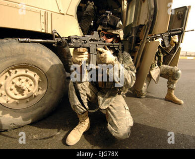 Spc. Robert D. Casturao e Staff Sgt. Matteo Carothers forniscono oltre il guardare la sicurezza durante un impegno con i ribelli nel quartiere di Shaab nordest di Baghdad, Iraq, il 2 ottobre, 2006. E Casturao Carothers sono sia assegnata al 1° Stormo, 61o reggimento di cavalleria, 506th Regimental Combat Team, 101st Airborne Division. Petty Officer 1. Classe Keith W. DeVinney. . Foto Stock