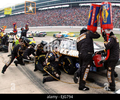 Joe Nemechek dell Esercito 01 NASCAR pit crew salta in azione a metà strada attraverso il Dickies 500 al Texas Motor Speedway, modificando quattro pneumatici e il riempimento delle auto della cella a combustibile. Nemechek finito la gara al diciottesimo posto nov. 5. Lt. Col. William Thurmond. Foto Stock