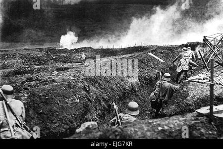 Il tedesco STORMTROOPERS vicino a Sedan nel maggio 1917. Nota pila di stick granate a destra che verrebbero portati nella sacca espulso oltre la spalla del soldato accanto a loro Foto Stock