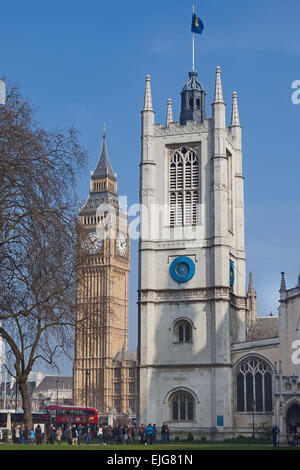 Londra, la piazza del Parlamento di St Margaret Westminster, con la torre di Elizabeth in background Foto Stock