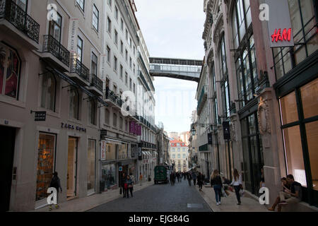 Rua Carmo Shopping nel quartiere Chiado di Lisbona - Portogallo Foto Stock