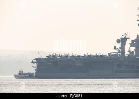 Stokes Bay, Solent, Regno Unito. 25 marzo, 2015. La classe Nimitz portaerei USS Theodore Roosevelt all'ancora nella baia di Stokes nel Solent, 25 marzo 2015. Credito: Anthony Hartley/Alamy Live News Foto Stock