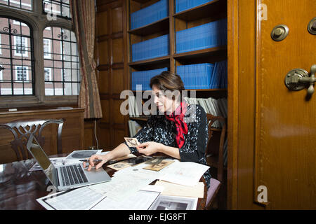 Donna sat ricerca dei documenti di archivio in 2 Temple Place, costruita per William Waldorf Astor, 1895 Foto Stock