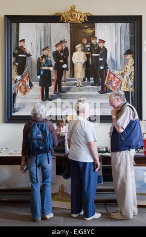 I visitatori di vecchio collegio RMAS Sandhurst con Sergei Pavlenko del dipinto della famiglia Reale al principe Harry's graduazione Foto Stock