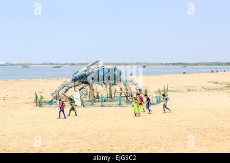 Il Mad Crab, una installazione o scultura fatta di rifiuti di plastica per evidenziare i problemi ambientali, Fort Cochin, Kerala, India Foto Stock