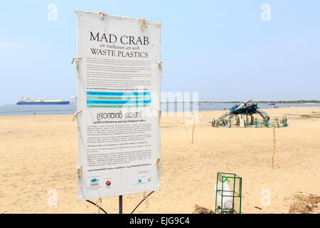 Il Mad Crab, una installazione o scultura fatta di rifiuti di plastica per evidenziare i problemi ambientali, Fort Cochin, Kerala, India Foto Stock