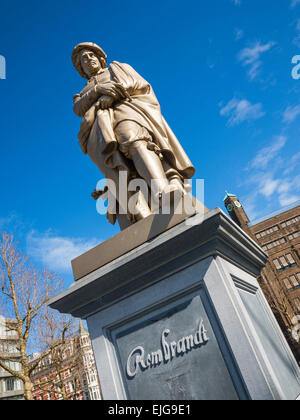 Statua del pittore Rembrandt van Rijn da Louis Royer, in piazza Rembrandt Square in Amsterdam, Olanda Foto Stock