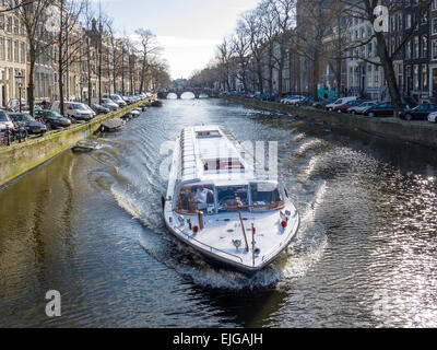 Una gita in barca di crociera passa nord in alto il canale Keizersgracht, Amsterdam, Paesi Bassi Foto Stock