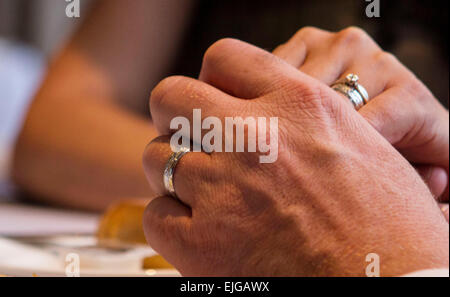 Anello, sposa e lo Sposo, lo scambio, scambio di anelli, adulto, accordo, sposo, mani, coppia, coppia felice, matrimonio, Foto Stock