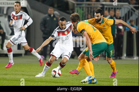 La Germania Karim Bellarabi (Bayer Leverkusen) (M) contro Mile Jedinak (Cyrstal Palace) durante la partita amichevole tra Germania e Australia, Fritz-Walter-Stadion di Kaiserslautern su 25 Marzo, 2015. Foto Stock